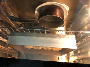 二发，放入风炉中，底下放一盆热水，不要开水哦，发酵约20分钟左右 