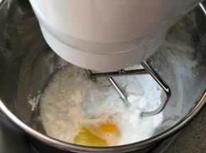放入鸡蛋，水和面粉，开动一档