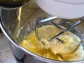 搅打1分钟左右，加入融化黄油，继续打