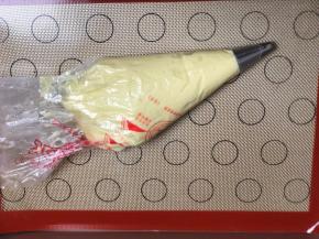 装入裱花袋中，准备一个大号马卡龙的嘴，圆的