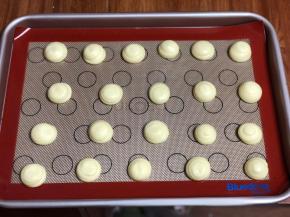 挤出来一个个的，因为面糊性质挤完会有个小尖尖，用手指粘水，轻轻按压一下