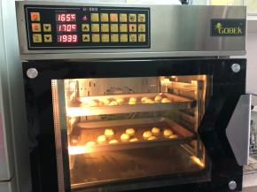 挤出来一个个的，因为面糊性质挤完会有个小尖尖，用手指粘水，轻轻按压一下