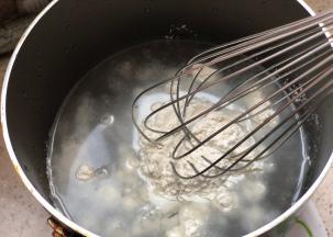 准备汤种，混合面粉和水搅匀至无颗粒