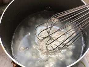 准备汤种，混合面粉和水搅匀至无颗粒