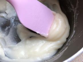 倒入不粘锅中，开最小火，边加热边搅和，直至有纹路，千万不要煮开，别超过65度，晾凉备用