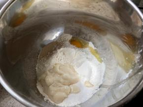 把主面团中除了黄油以外放入厨师机桶中，加入汤种