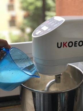 加入牛奶，预留5-10克，根据面团吸水量酌情增减液体，我是放了145克，三档揉面10分钟