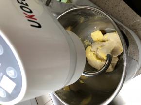 加入软化黄油，继续揉10分钟