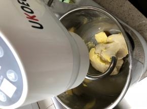 加入软化黄油，继续揉10分钟