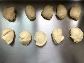 取出排气，分成10份，盖保鲜膜醒面15分钟