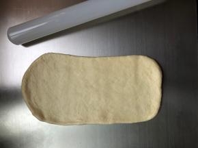 取一面团擀长