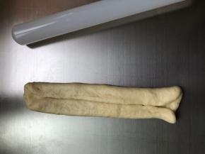 如图两端对折至中间，压紧实