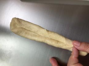 再对折，捏好收口