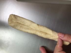 再对折，捏好收口