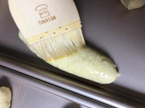 刷薄薄一层鸡蛋液