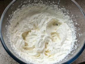 准备淡奶油250克放入20克糖1克百利甜酒