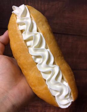 准备齿状的裱花嘴套入裱花袋中，提前把面包中间切开，挤入奶油