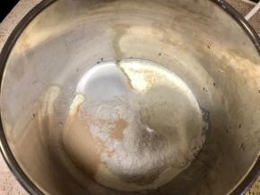 除黄油和牛奶之外的所有食材放入厨师机中