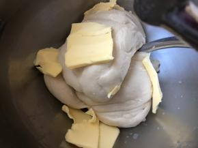 4档揉面10分钟，加入黄油后，3档揉面10分钟