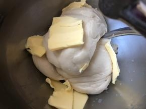 4档揉面10分钟，加入黄油后，3档揉面10分钟