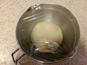 盖保鲜膜温暖处发酵