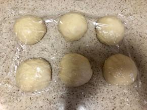 取出排气，分成6份，盖保鲜膜醒面15分钟