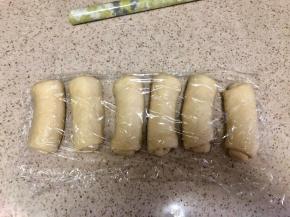 卷起，都做好，盖保鲜膜醒面15分钟