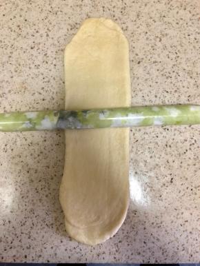 继续擀长后卷起