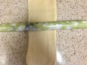 继续擀长后卷起