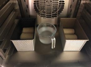 放一杯热水，关上烤箱门