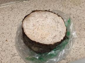 准备芋头，去皮切块，如果用的是紫芋，配方中的紫薯粉可以去掉