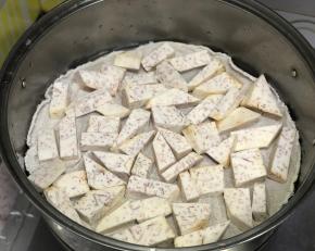 450克说的是去皮后的芋头重量，大火蒸20分钟，蒸熟