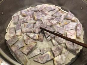 筷子能够轻易穿透即可