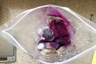 放入袋子中，加入糖炼乳紫薯粉，封口用力揉捏均匀，如果有料理机用料理机混合，如果非常干，可以酌情加牛奶