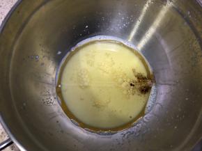 准备盆子，混合牛奶玉米油和香草精