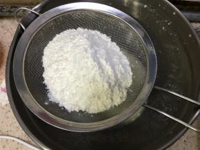 筛入低筋面粉搅匀