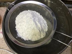筛入低筋面粉搅匀