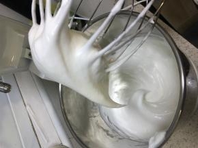 蛋白用厨师机打了大约3分半，打至湿性发泡，提起大弯钩