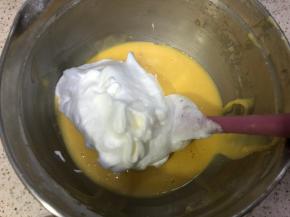 取三分之一加入蛋黄糊中