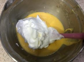 取三分之一加入蛋黄糊中