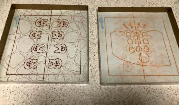 准备28cm烤盘，放入硅胶垫