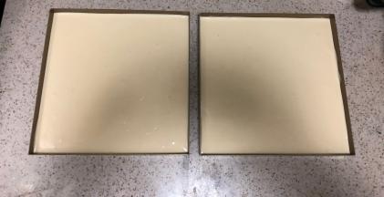 倒入面糊，刮平表面