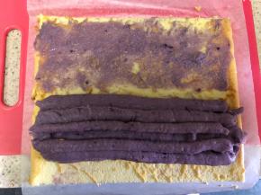 翻过来，切去4边，挤出芋头泥，在外缘处涂抹少于