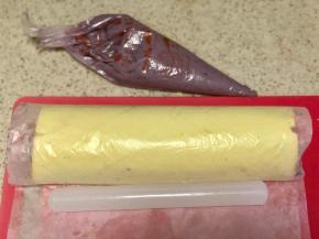 卷起后利用擀面杖卷紧，冷藏3个小时候后切块食用