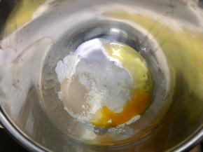 准备面包的所有食材，除了黄油和液体都放入厨师机中