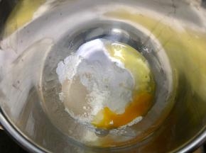 准备面包的所有食材，除了黄油和液体都放入厨师机中