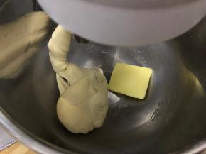 4档揉10分钟，加入软化黄油25克