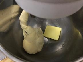 4档揉10分钟，加入软化黄油25克