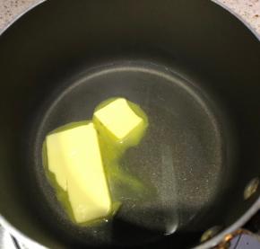 准备泡芙酱，水和黄油放入锅中，煮开