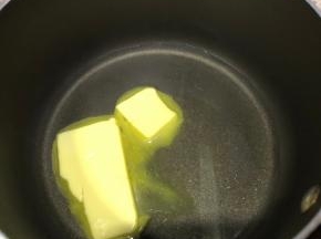 准备泡芙酱，水和黄油放入锅中，煮开
